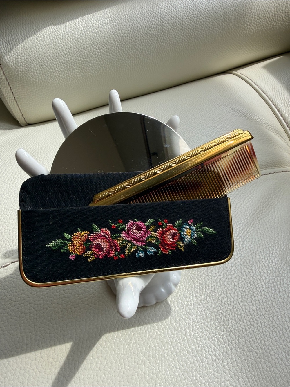 Vintage Black Floral Embroidered Compact Mirror and Comb Set - Picture 3 of 9